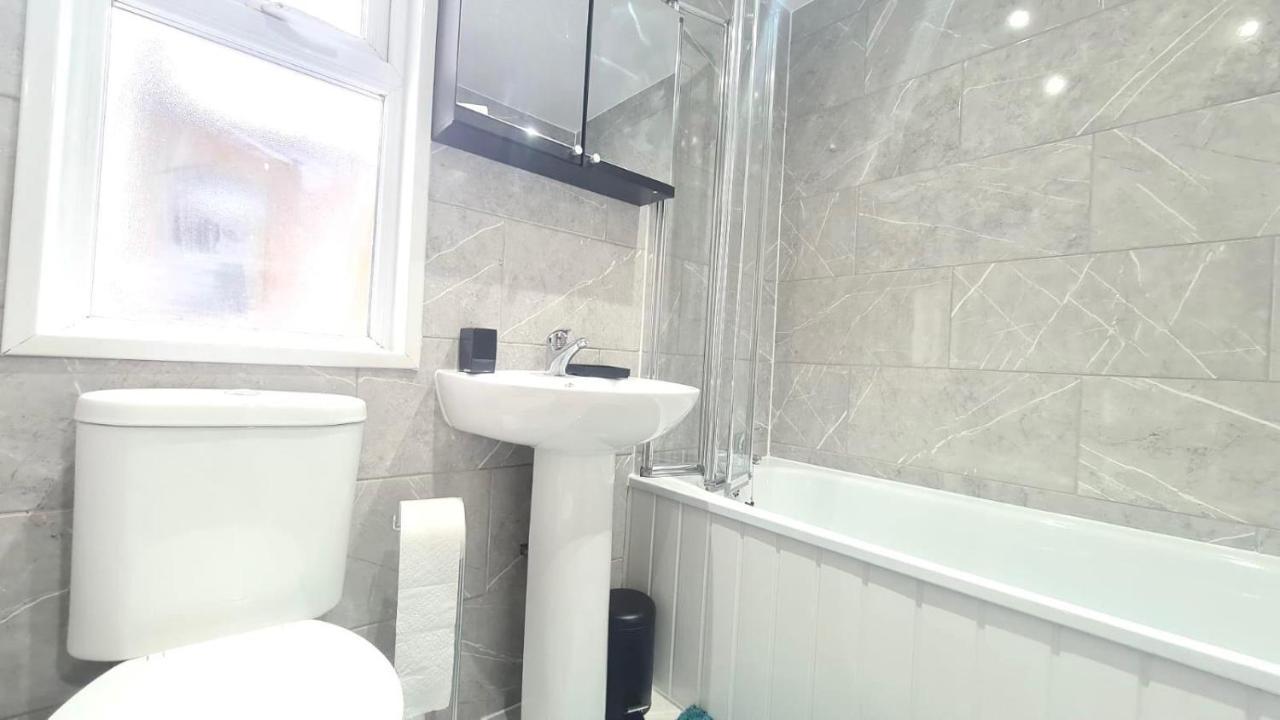 Spacious Private Room In Manor Park London Bagian luar foto