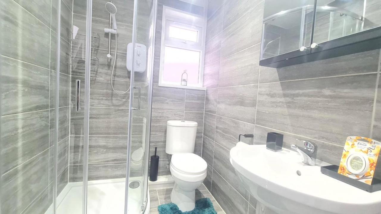 Spacious Private Room In Manor Park London Bagian luar foto